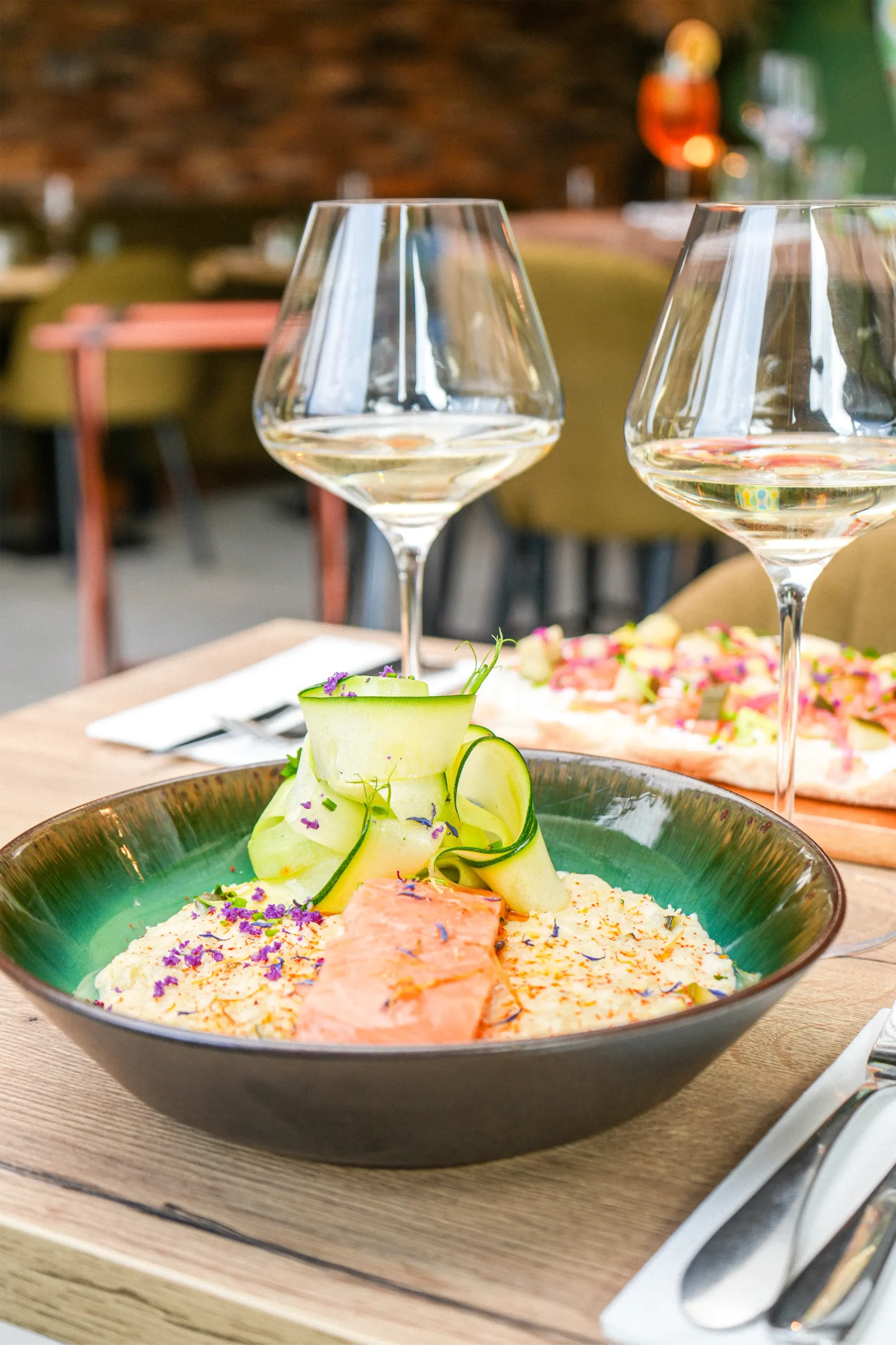 Menu Il Frascati, table duo, pinsa romana sur planche face au saumon et courgette rôti