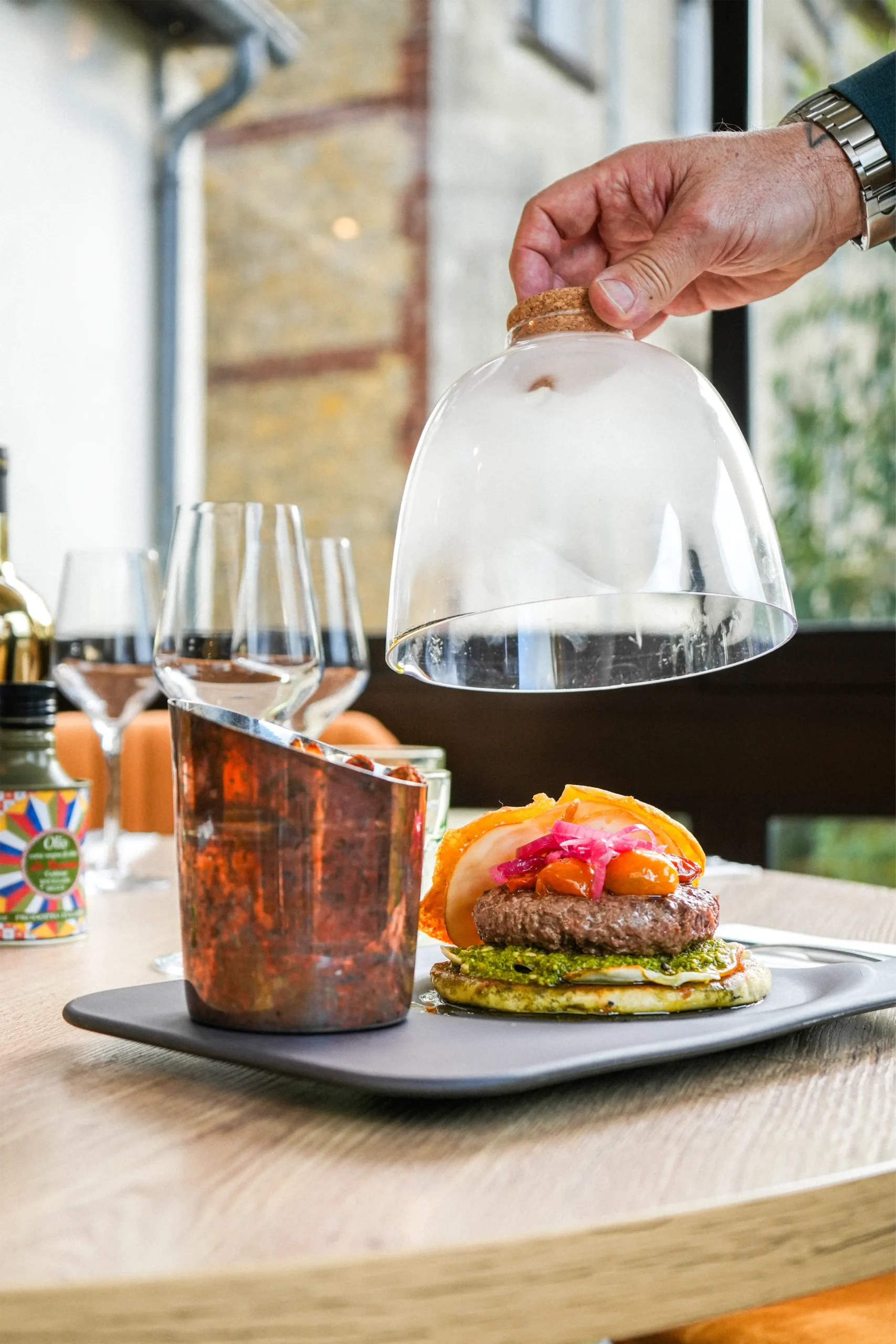 Menu Il Frascati, burger des pouilles sous cloche et pot de pomme de terre grenaille